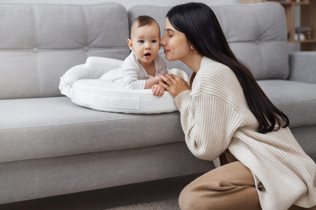 side-view-mother-with-newborn-baby-min
